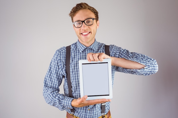 Geeky uomo d&#39;affari che mostra il suo tablet pc