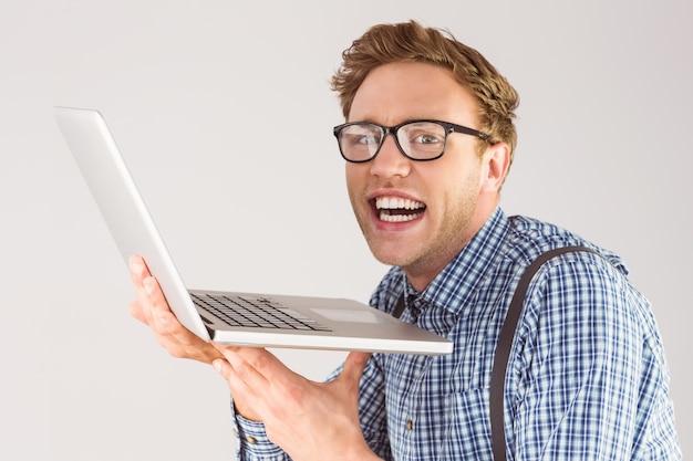 Geeky uomo d&#39;affari con il suo laptop