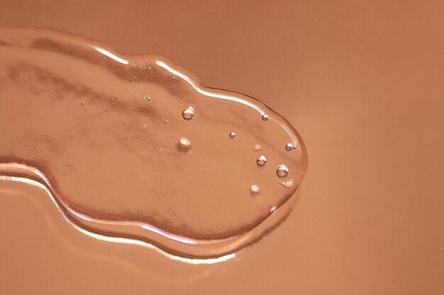 Gel cosmetico frizzante su sfondo metallicoCopiare lo spazio per il concetto di mockup di testo