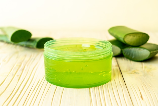 gel di aloe vera con aloe a fette