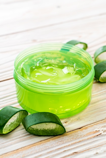 gel di aloe vera con aloe a fette