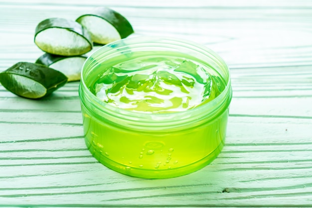 gel di aloe vera con aloe a fette