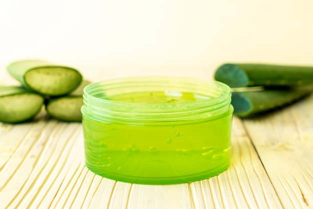 gel di aloe vera con aloe a fette