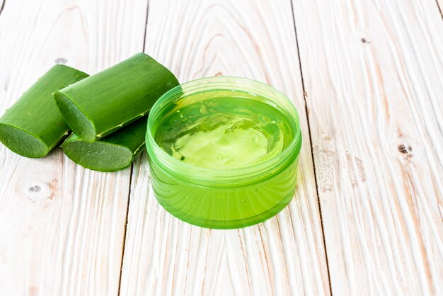 gel di aloe vera con aloe a fette