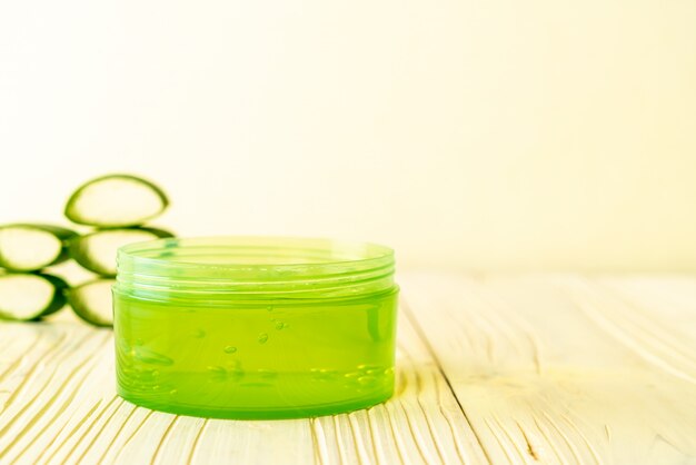 gel di aloe vera con aloe a fette