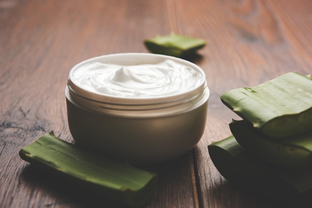 Gel di aloe vera o crema di bellezza con pezzi di aloe vera fresca