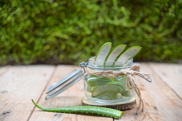 gel di aloe vera sul cucchiaio di legno con aloe vera sul tavolo di legno