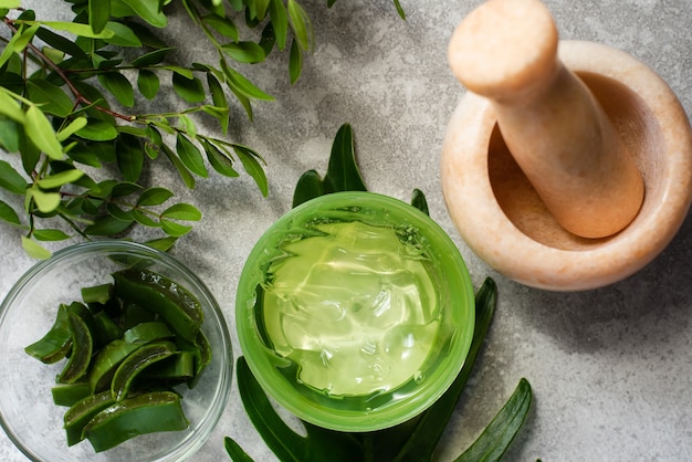 Gel di aloe vera verde accanto a ingredienti naturali