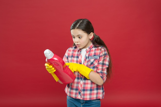 Gel disinfettante Disinfezione antibatterica con alcol Ragazza con guanti di gomma per la pulizia tieni bottiglia di plastica liquido chimico Aiuta a pulire Usa il prodotto per la pulizia Pulizie Forniture per la pulizia