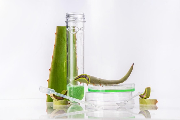 Gel o estratto di aloe con attrezzature di laboratorio