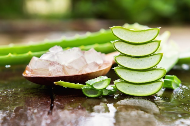 Gel prodotto di aloe vera su fondo in legno