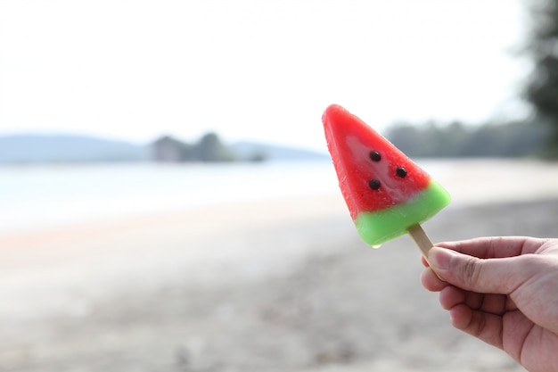 Gelati all'anguria su una scena di spiaggia