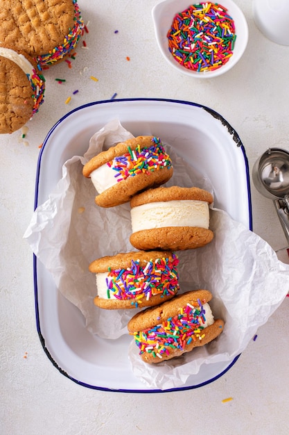 Gelati e biscotti, panini impilati sul tavolo.