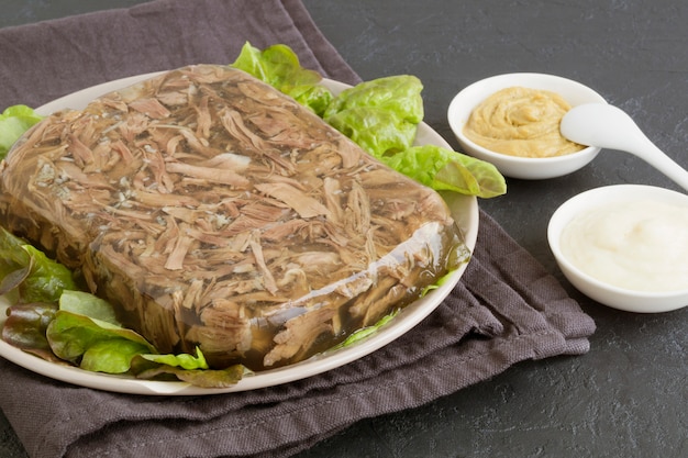 Gelatina Di Carne. aspic di manzo. piatto tradizionale russo.