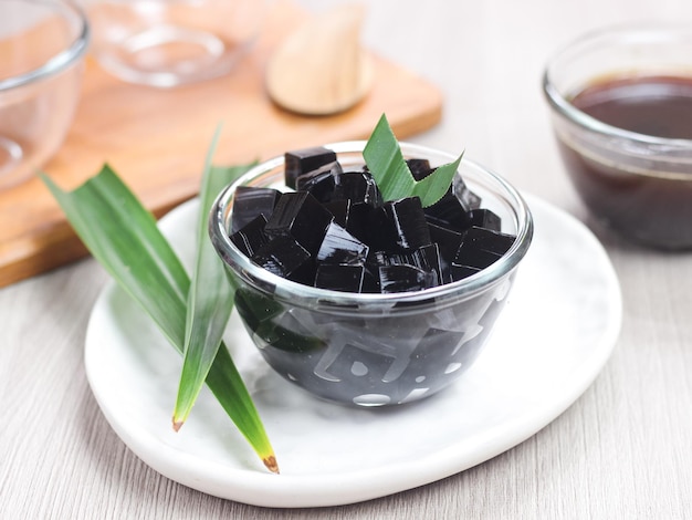 Gelatina di erba nera a dadini o Hitam di Cincau, dessert indonesiano a base di foglie di Cincau,
