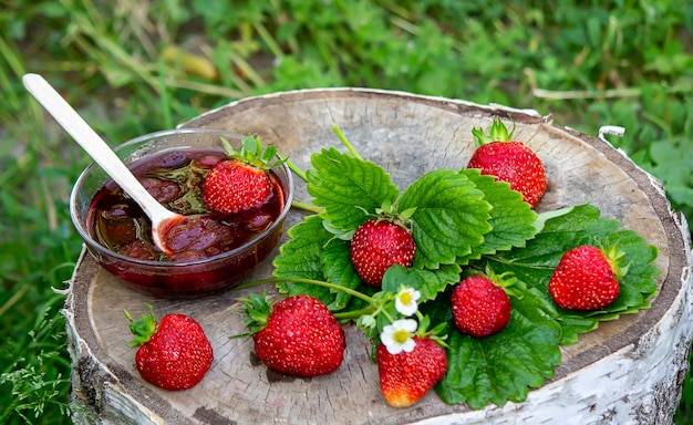 Gelatina di fragole, marmellata su fondo in legno, prodotto ecologico. Messa a fuoco selettiva