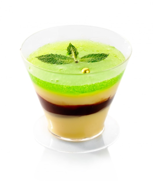 Gelatina di frutta fresca con la menta verde isolata