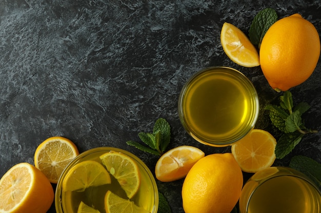 Gelatina di limone, fette di limone e menta su sfondo nero smokey, vista dall'alto