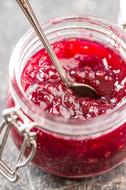 Gelatina di marmellata di lamponi in barattolo