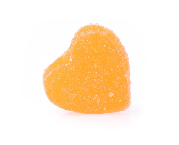 gelatine a forma di cuore arancione isolate su sfondo bianco