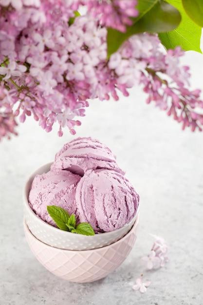 Gelato ai frutti di bosco e fiori lilla