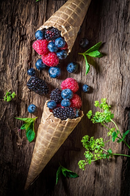 Gelato ai frutti di bosco freschi sulla corteccia di legno come concetto