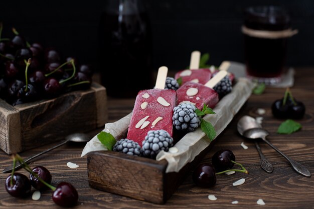 Gelato ai frutti di bosco su stecca di ciliegia, lampone, mora e menta