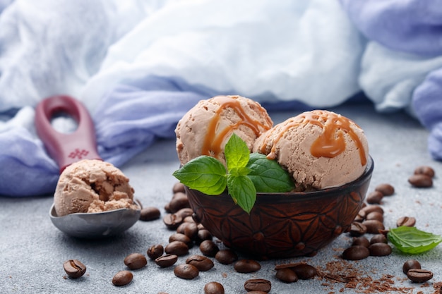 Gelato al caffè fatto in casa con caramello e menta,