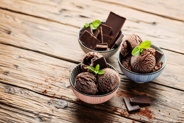 Gelato al cioccolato all'interno delle ciotole