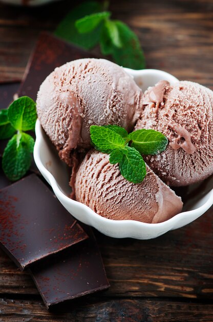 Gelato al cioccolato con la menta sul tavolo di legno