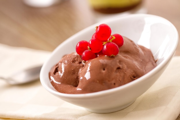 Gelato al cioccolato con ribes nero