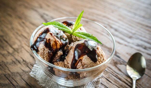 Gelato al cioccolato con topping dessert