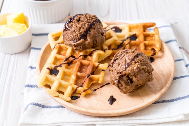 gelato al cioccolato con waffle