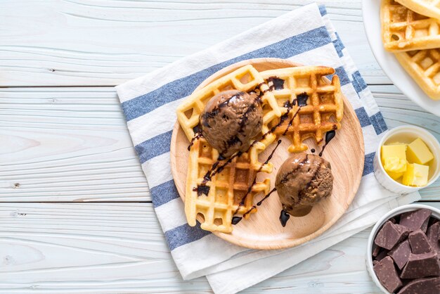 gelato al cioccolato con waffle