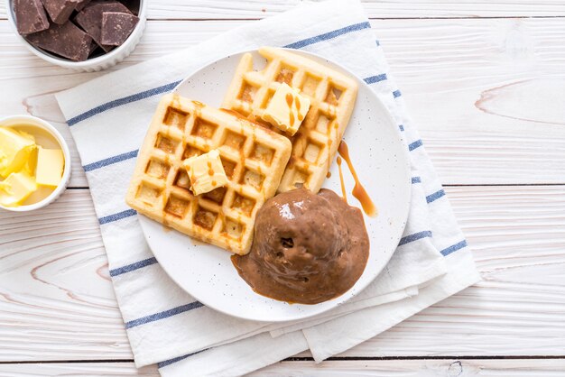 gelato al cioccolato con waffle