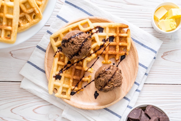 gelato al cioccolato con waffle