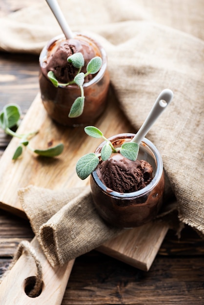 Gelato al cioccolato dolce con salvia