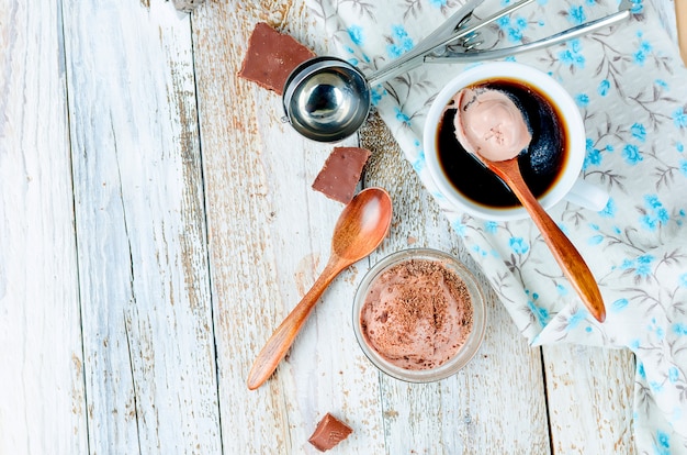 Gelato al cioccolato e tazza di caffè nero