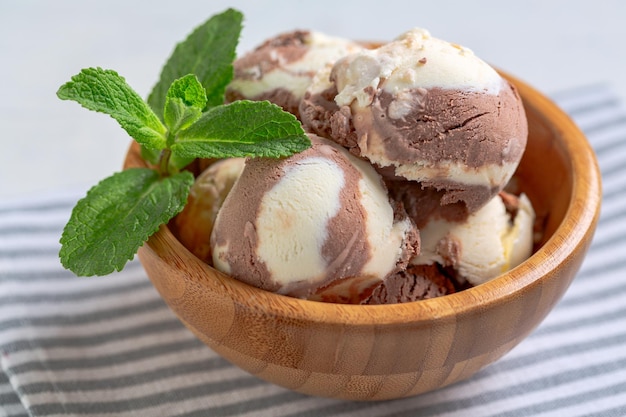 Gelato al cioccolato e vaniglia in una ciotola di legno