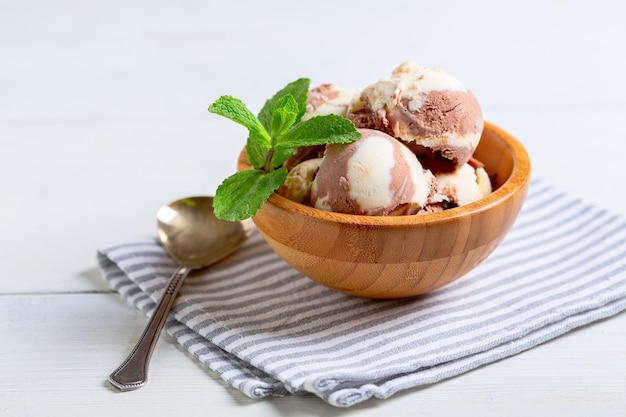 Gelato al cioccolato e vaniglia in una ciotola di legno