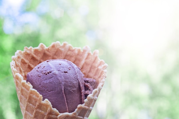 Gelato al cioccolato in cono di cialda