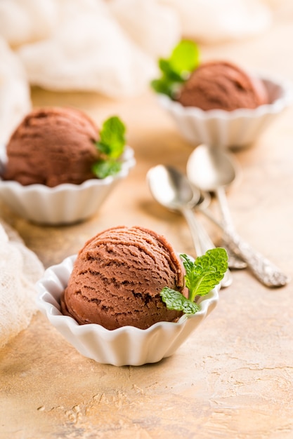 Gelato al cioccolato in una ciotola bianca.