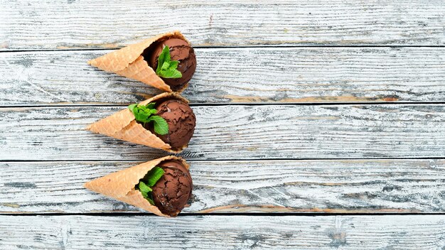 Gelato al cioccolato in una tazza di cialda Vista dall'alto Spazio libero per il testo