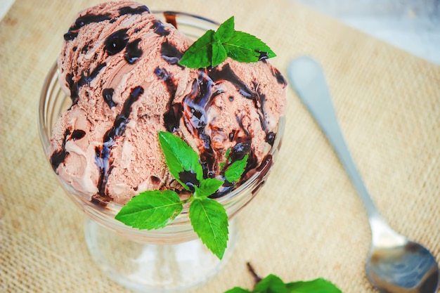 Gelato al cioccolato. messa a fuoco selettiva. cibo e bevande.