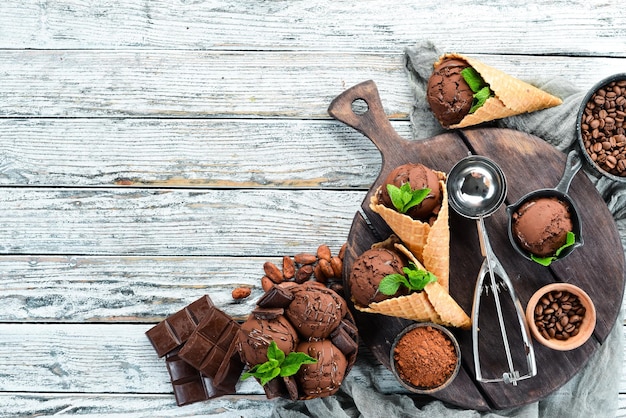 Gelato al cioccolato su fondo di legno bianco Vista dall'alto Spazio libero per il testo