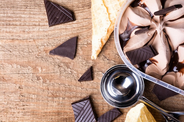 Gelato al cioccolato su sfondo di legno