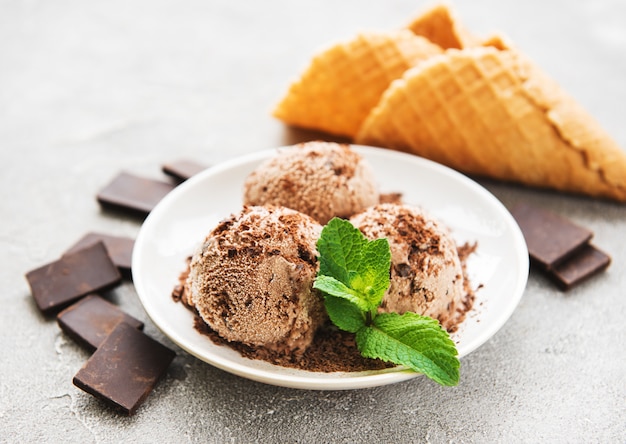 Gelato al cioccolato su uno sfondo di pietra