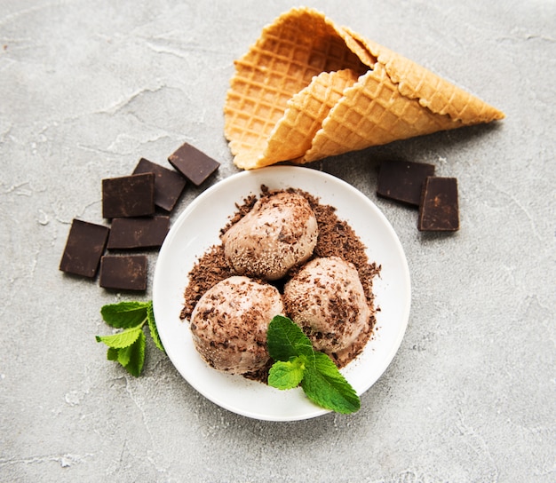 Gelato al cioccolato su uno sfondo di pietra