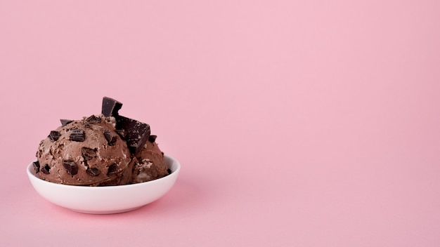 Gelato al cioccolato vista frontale con spazio di copia