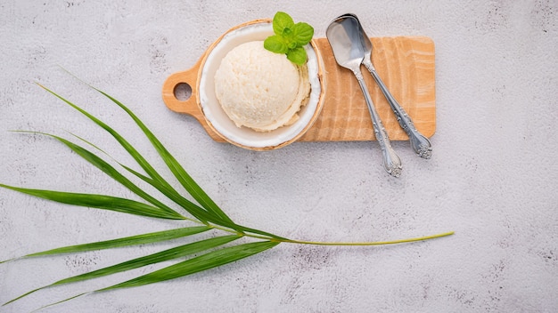 Gelato al cocco con cucchiai su un tavolo di cemento